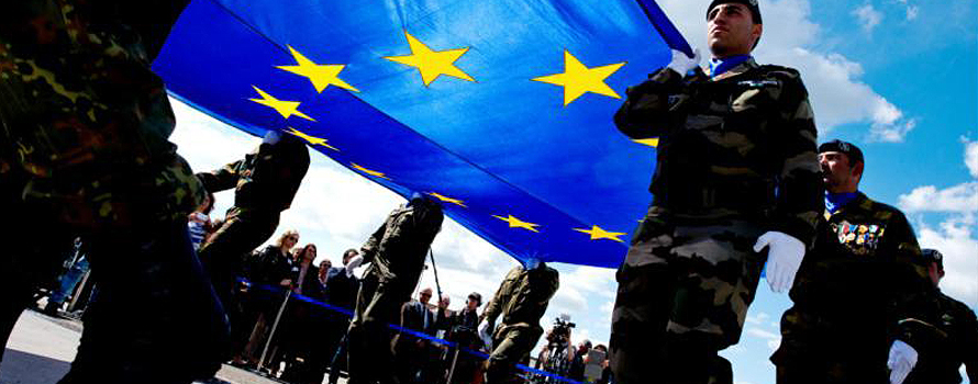 Soldiers carrying the European Union flag in front of the EU institutions, 2014. 