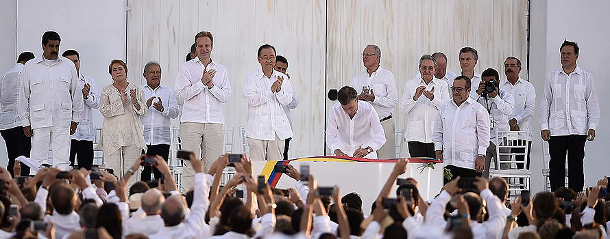 signature of the peace agreement in Cartagena, in September 2016, before the referendum that rejected it and led to some modifications of the text [Government of Chile].