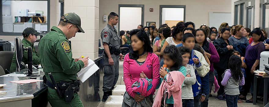US Customs and Border Protection agents processing unaccompanied children, in Texas, at the border with Mexico, in 2014 [Hector Silva, USCBP-Wikimedia Commons].