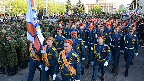 Parade of rebel troops in Donetsk, May 2015 [Wikipedia].