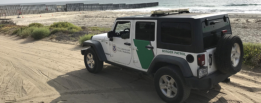 US border patrol vehicle near the fence with Mexico [Wikimedia Commons].