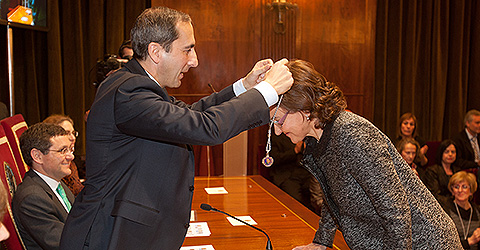 Leticia Bañares receiving the Silver Medal of the University from the hands of President Alfonso Sanchez-Tabernero