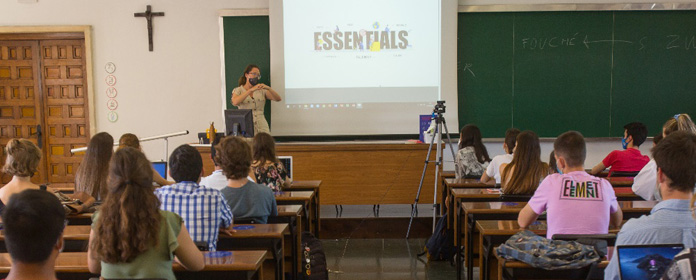 Tina Monson, assistant director of development business of Career Services, presented the program simultaneously at another classroom. Photo: Manuel Castells