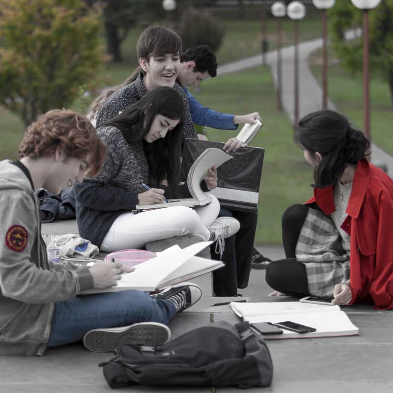 Students drawing in the campus