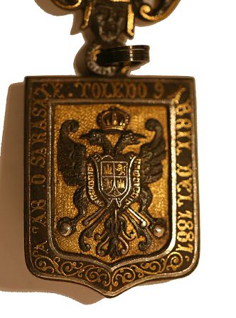 Top of the chatelaine, with the arms of Toledo and the dedication of the piece.
