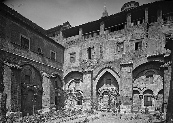 The cloister of the cathedral of Tudela in 1932.