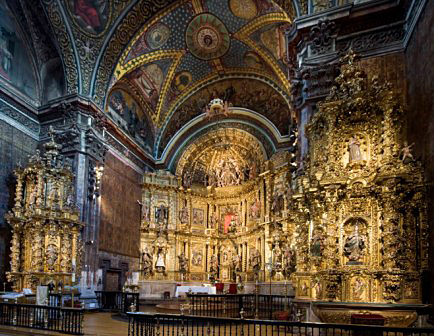 The interior of the church was gradually baroque from the middle of the 17th century. Juan Ángel Nagusia was commissioned to build the collateral altarpieces in 1718.