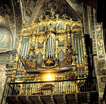 The organ case was made by Diego de Camporredondo