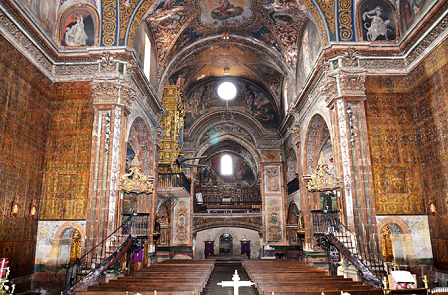 The interior decoration of the parish church of Los Arcos is one of the most outstanding examples of Baroque in Navarre. 
