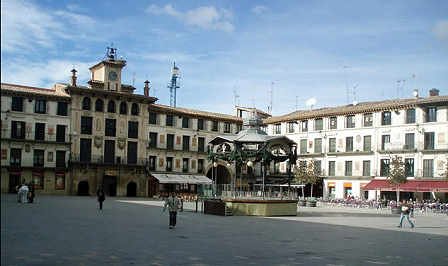 The place de los Fueros in Tudela is the best example A of place mayor barroca in Navarre.