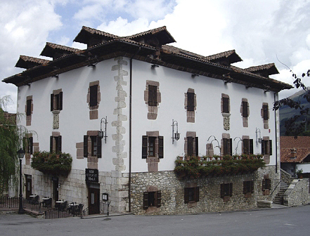 The Calzada de Almandoz house was built in 1751 thanks to money sent from Havana by Brigadier Juan Bautista Echeverría. 