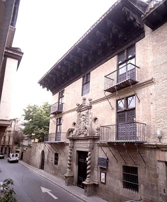 In the area average the combination of stone and brick was common, as in the house of the Marquis of Vallesantoro in Sangüesa.