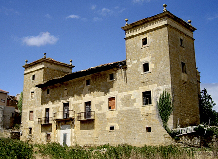 The palace of Viguria marks the beginning of the development of the tower palace in Navarre during the centuries of the Baroque. 
