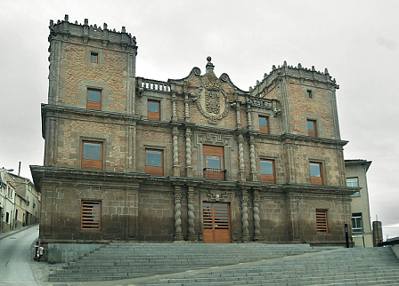 The house built by the Vizcaíno family in Miranda de Arga from 1695 is an example of the baroque style of the towered palace.