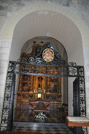 Chapel of the Egüés family, whose emblem was placed on the grille and altarpiece. 