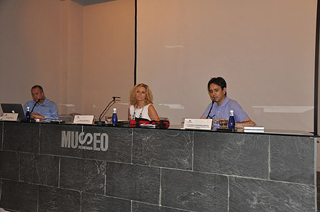 The opening of the summer course "Bringing Heritage Closer. Photography in Navarre. Collections" was attended by Ms Rosa López Garnica, Director of the Universities Service and training Permanent department of Education of the Government of Navarre, Mr Carlos Cánovas, photographer and Mr Ricardo Fernández Garcia, Director of the Chair of Heritage and Art of Navarre of the University of Navarre.