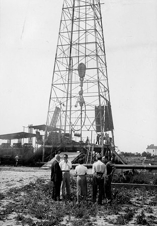 Oil drilling in Marcilla. May 20, 1953 (AGN, Diputación Foral de Navarra).