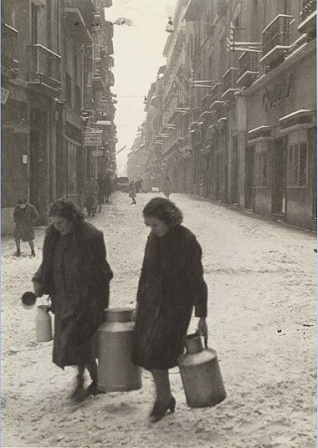 Delivery of milk in the Calle Mayor on a snowy day. Jesús martínez Gorráiz. Ca1945