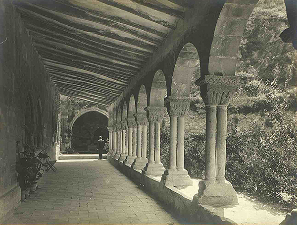  "Cloister of San Pedro de la Ruá (sic)". Monumental and Artistic Catalogue of the Province of Navarre. Volume II. Photographs 