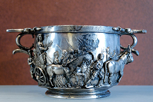 Scyphus, Boscoreale Treasure, late 1st c. BC-early 1st c. AD, silver, 9.40 x 13 x 21.5 cm (Paris, Musée du Louvre) ©Marie-Lan Nguyen/Wikimedia Commons