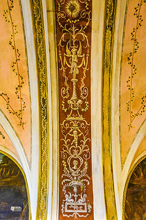 Decorative motifs on the central pilaster. F. Ignacio Yoldi
