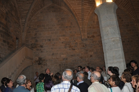 Javier Aizpún with one of the groups that entered the crypt of the Barbazana Chapel.