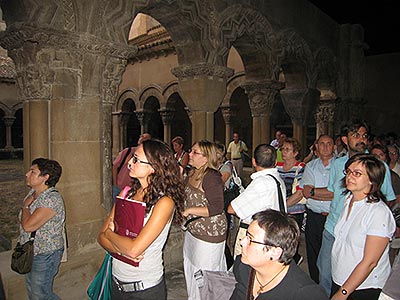 Two moments of the visit to the cloister of the cathedral of Tudela.