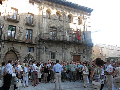 The visit to the city of Estella, to position of Román Felones, began in the place of Martin