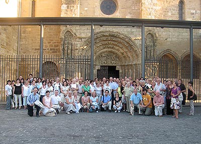 Course participants next to the Romanesque doorway of the church of San Miguel de Estella.
