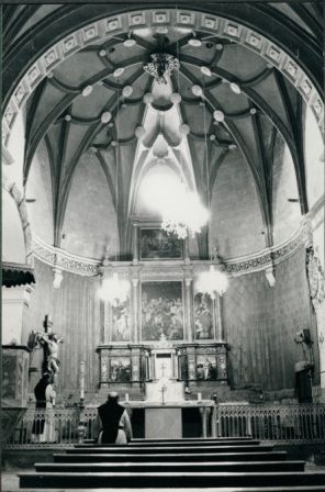 View of the chevet of the church with the Renaissance altarpiece by Jerónimo Vicente Vallejo Cosida, prior to the 1970 renovation.