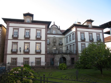Arizkunenea was built in the 1740s, next to the nearby Arozarena palace, at the request of Miguel de Arizcun, Marquis of Iturbieta, who emigrated to Madrid.
