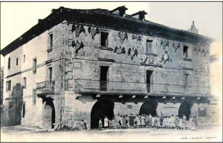 Town hall of Baztán, by Laurent.  The cheers on the façade proclaim the greatness of its neighbours. 