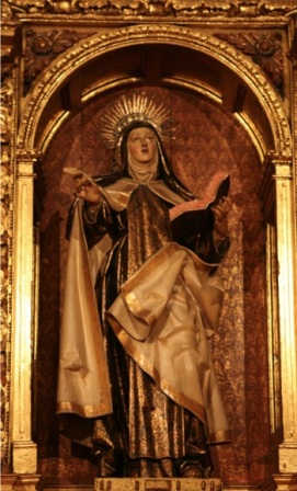 The image that presides over the altarpiece of Saint Teresa in the convent of the Discalced Carmelites of Pamplona follows the models popularized by Gregorio Fernández.