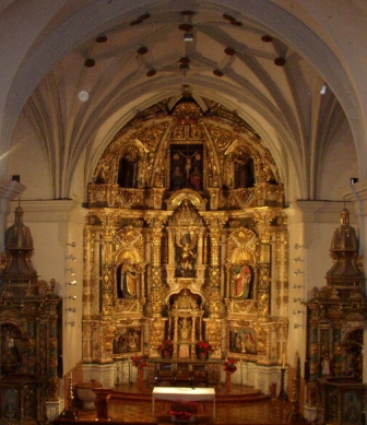 Oteiza's main altarpiece in La Solana, with St. Michael as the main figure.