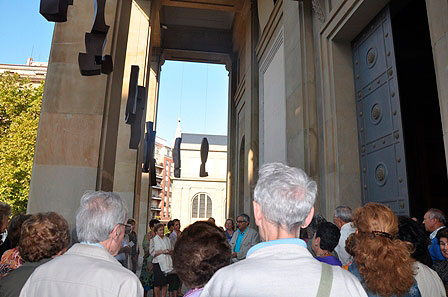 The beginning of the visit to the exhibition of Carlos Ciriza took place outside the conference room of Exhibitions.