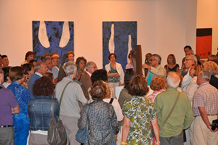 A moment of the visit guided tour of Ciriza's exhibition explained by its curator, Dr. José María Muruzábal del Solar.