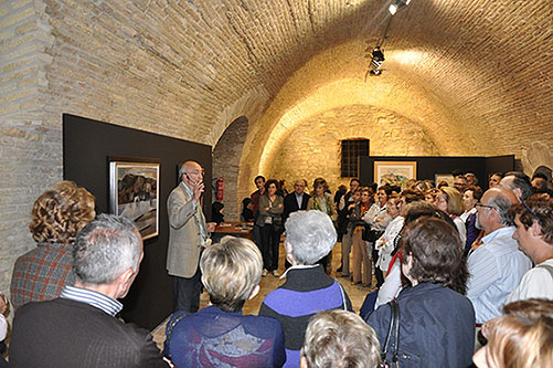 A moment of the visit guided tour of Menchu Gal's exhibition explained by its curator, Professor Francisco Javier Zubiaur Carreño.