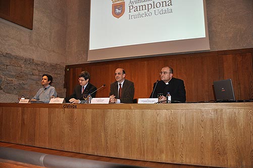 From left to right: Mr. Ricardo Fernández Gracia, Director of the Chair de Patrimonio y Arte Navarro; Mr. José Iribas, Councilman of Education, Mr. Alberto Catalán, Councilor of Education of the Government of Navarra and Mr. Javier Aizpún, Delegate of Heritage of the Archbishopric of Pamplona. 