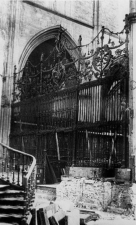 Dismantling of the choir grille of Pamplona Cathedral