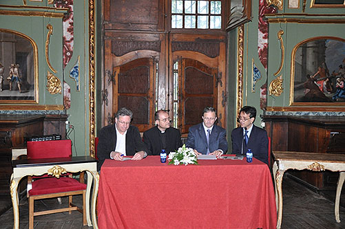 The roundtable took place in the baroque sacristy of the Cathedral of Pamplona.