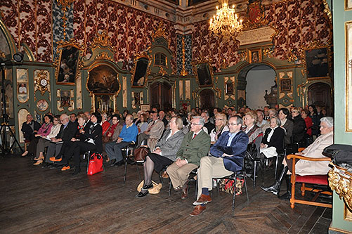 The roundtable took place in the baroque sacristy of the Cathedral of Pamplona.