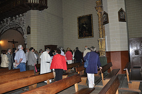 A moment of the visitguided tour of the chapels of the church of Santiago.