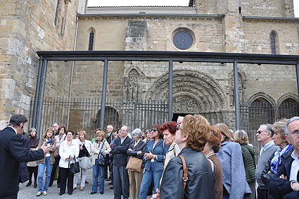 The visit to the city of Estella, at position by Román Felones, began in the church of San Miguel.
