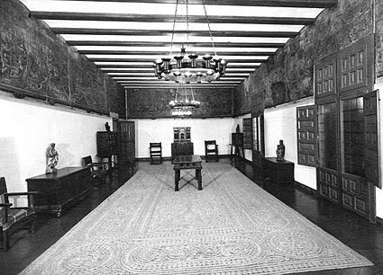 conference room of the Museum of Navarre in which the paintings of the Palace of Oriz (16th century) were exhibited.