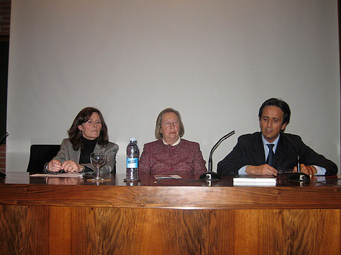 Closing of the cycle. From left to right: Ms. Teresa González-Camino Meade, Ms. María Concepción García Gainza, and Mr. Ricardo Fernández Gracia. 