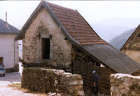 Folk architecture: Aria's granary (Salazar)