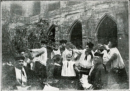 Infants in the cloister of the monastery of Fitero with the organist and the sacristan, c. 1904.