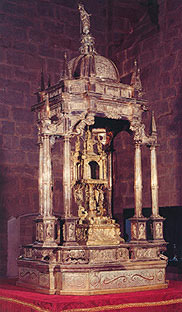 Pamplona Cathedral. Eucharistic shrine and monstrance