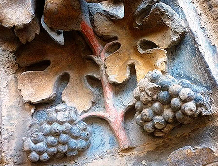 Grapes and grapevines in the decoration of the doorway of Santa María de Olite