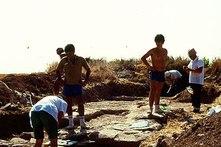 Teachers and students of the IES Tierra Estella in the first phases of the excavation